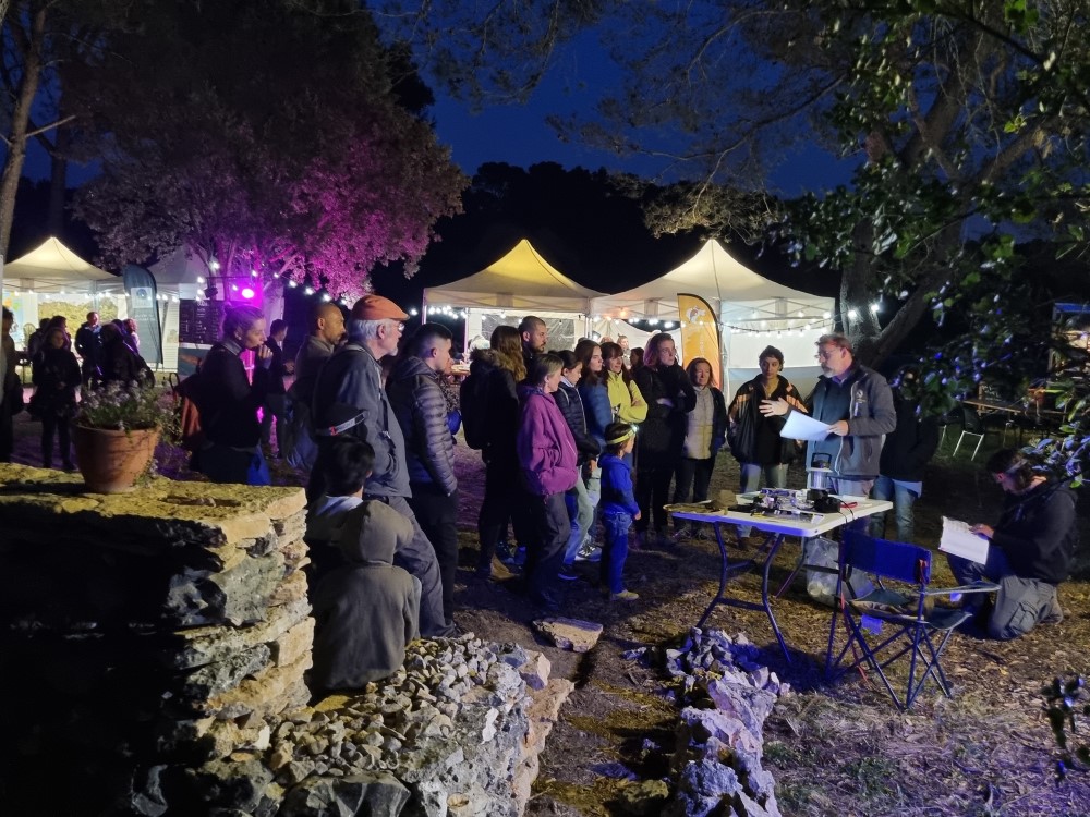 Public et stands dans la nuit