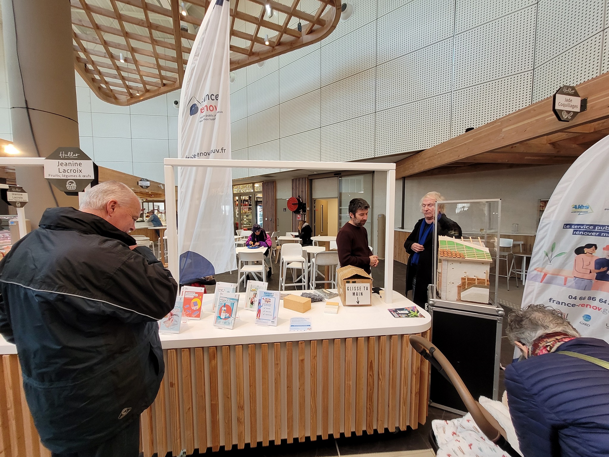 Photo animation d'un stand au marché des Halles de l'Abbaye d'Alès
